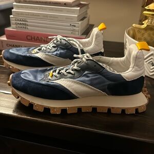 On Cept Runners size 8 NAVY!